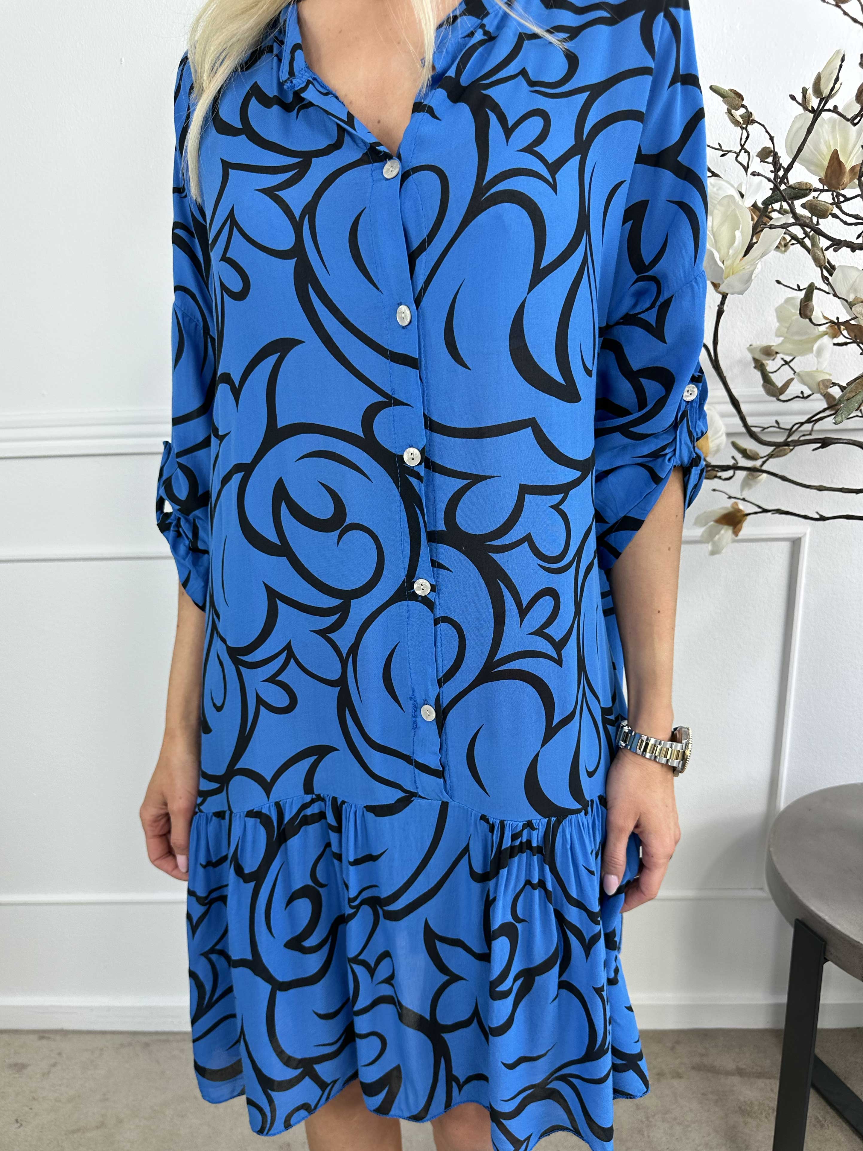 Linda - Mønstret skjortekjole med flæsekant forneden